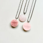 GemstonehangerRozekwartshalvebolclose-up